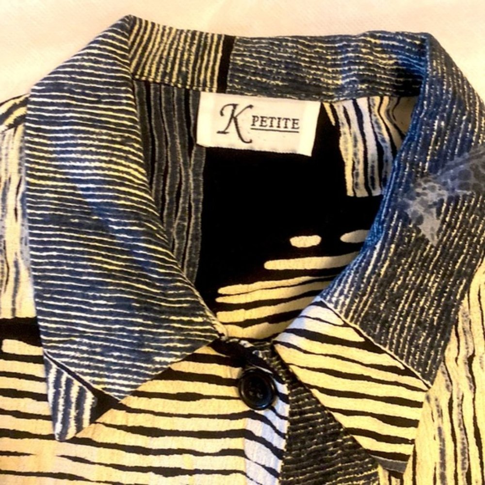 Beautiful petite buttons down blouse ?? - Picture 6 of 6